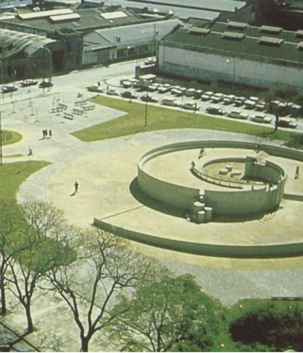 Imagen aérea de Plaza Perú, ca. 1973. Foto de César Malluk. (Fuente: Marta Montero, Burle Marx paisajes líricos. Buenos Aires Iris, 1997.)
